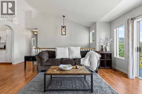 3334 Mcqueen Road, West Kelowna, BC - Indoor Photo Showing Living Room