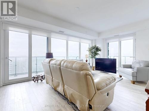 2410 - 105 ONEIDA CRESCENT  Richmond Hill, ON L4B 0H6