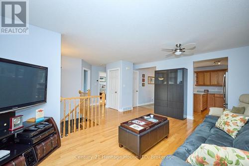 358 Antoinette Road, Fort Erie (Lakeshore), ON - Indoor Photo Showing Living Room