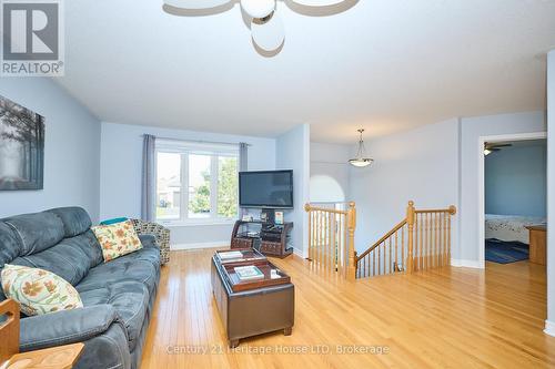 358 Antoinette Road, Fort Erie (Lakeshore), ON - Indoor Photo Showing Living Room