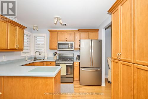 358 Antoinette Road, Fort Erie (Lakeshore), ON - Indoor Photo Showing Kitchen With Double Sink