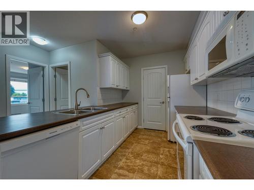 140 Asher Road Unit# 302, Kelowna, BC - Indoor Photo Showing Kitchen With Double Sink