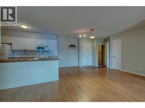 140 Asher Road Unit# 302, Kelowna, BC - Indoor Photo Showing Kitchen