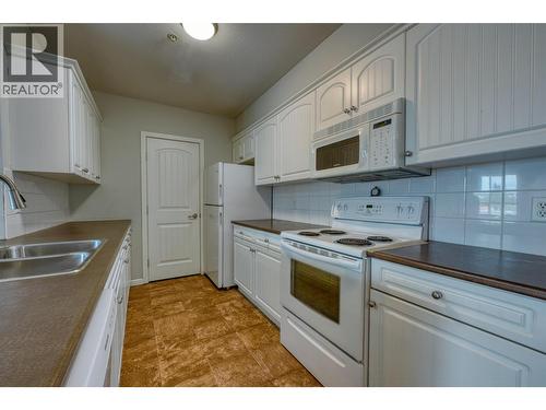 140 Asher Road Unit# 302, Kelowna, BC - Indoor Photo Showing Kitchen With Double Sink