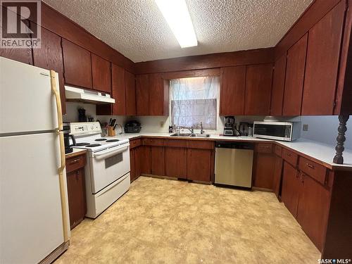 325 White Street, Bienfait, SK - Indoor Photo Showing Kitchen With Double Sink