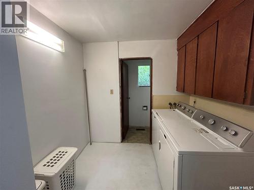 325 White Street, Bienfait, SK - Indoor Photo Showing Laundry Room