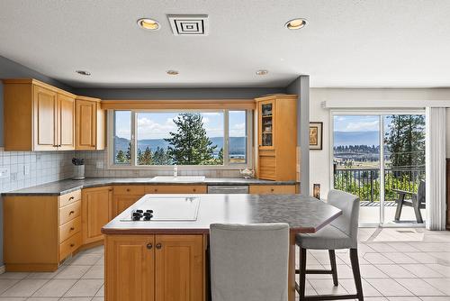 1459 Scott Crescent, West Kelowna, BC - Indoor Photo Showing Kitchen