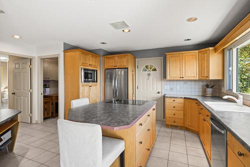 1459 Scott Crescent, West Kelowna, BC - Indoor Photo Showing Kitchen