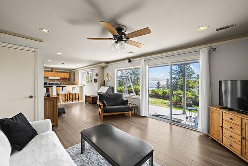 1459 Scott Crescent, West Kelowna, BC - Indoor Photo Showing Living Room