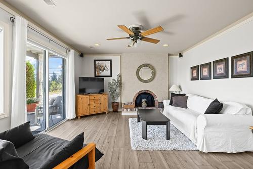 1459 Scott Crescent, West Kelowna, BC - Indoor Photo Showing Living Room