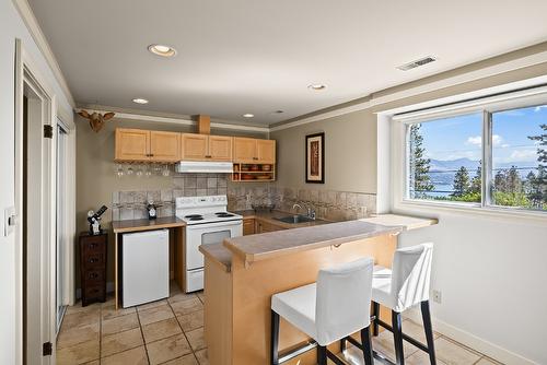 1459 Scott Crescent, West Kelowna, BC - Indoor Photo Showing Kitchen
