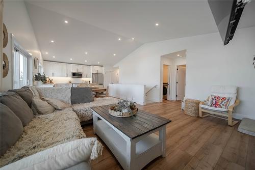107 18Th Street, Cranbrook, BC - Indoor Photo Showing Living Room