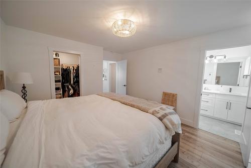 107 18Th Street, Cranbrook, BC - Indoor Photo Showing Bedroom
