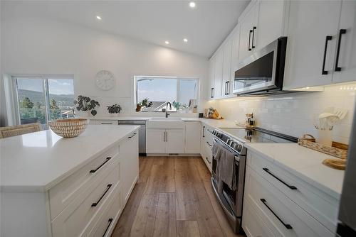 107 18Th Street, Cranbrook, BC - Indoor Photo Showing Kitchen With Upgraded Kitchen