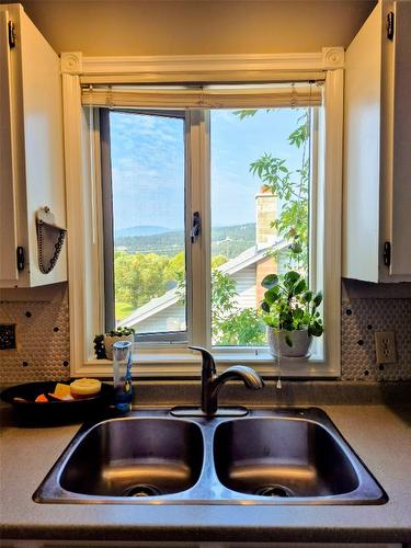 20 11Th Street, Cranbrook, BC - Indoor Photo Showing Kitchen With Double Sink