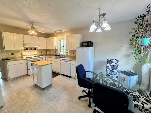 20 11Th Street, Cranbrook, BC - Indoor Photo Showing Kitchen With Double Sink