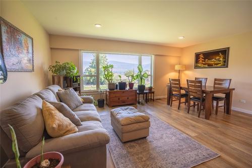 2205 Sparton Drive, Penticton, BC - Indoor Photo Showing Living Room