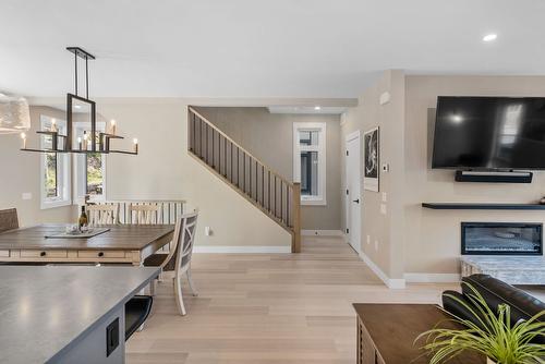 7-3220 Hilltown Drive, Kelowna, BC - Indoor With Fireplace