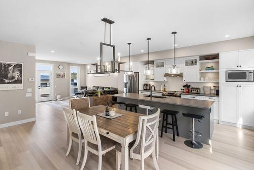7-3220 Hilltown Drive, Kelowna, BC - Indoor Photo Showing Dining Room