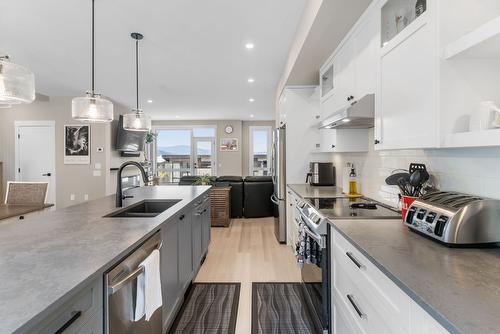 7-3220 Hilltown Drive, Kelowna, BC - Indoor Photo Showing Kitchen With Double Sink With Upgraded Kitchen