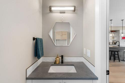 7-3220 Hilltown Drive, Kelowna, BC - Indoor