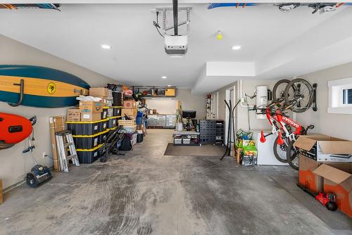 7-3220 Hilltown Drive, Kelowna, BC - Indoor Photo Showing Garage