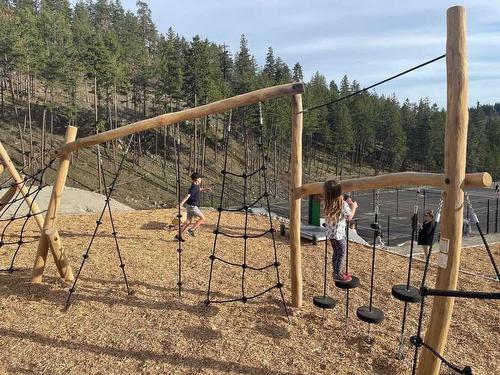 7-3220 Hilltown Drive, Kelowna, BC - Outdoor