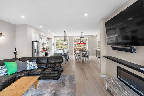 7-3220 Hilltown Drive, Kelowna, BC - Indoor Photo Showing Living Room With Fireplace
