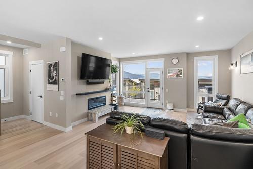 7-3220 Hilltown Drive, Kelowna, BC - Indoor Photo Showing Living Room With Fireplace