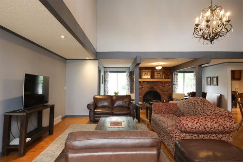 2295 Rhondda Court, Kelowna, BC - Indoor Photo Showing Living Room