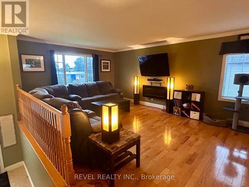 354 Seventeenth Avenue, Cochrane, ON - Indoor Photo Showing Living Room