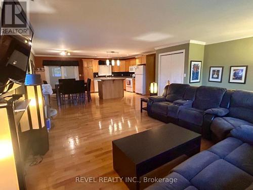 354 Seventeenth Avenue, Cochrane, ON - Indoor Photo Showing Living Room
