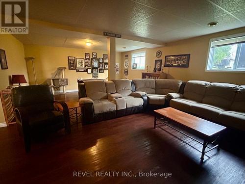 354 Seventeenth Avenue, Cochrane, ON - Indoor Photo Showing Living Room