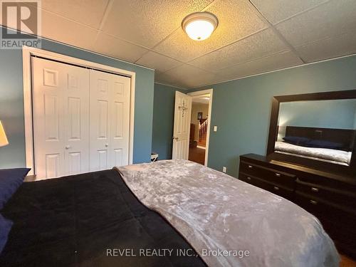 354 Seventeenth Avenue, Cochrane, ON - Indoor Photo Showing Bedroom