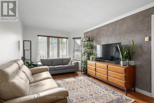 202A - 185 Du Comte Street, Alfred And Plantagenet, ON - Indoor Photo Showing Living Room