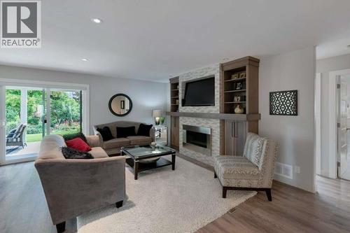 615 Glenmeadows Road Unit# 98, Kelowna, BC - Indoor Photo Showing Living Room With Fireplace