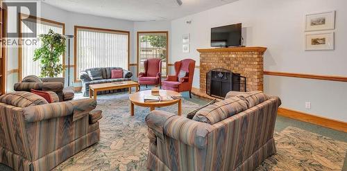 615 Glenmeadows Road Unit# 98, Kelowna, BC - Indoor Photo Showing Living Room With Fireplace