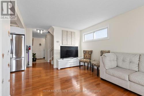 16 - 700 Osgoode Drive, London South (South Y), ON - Indoor Photo Showing Living Room