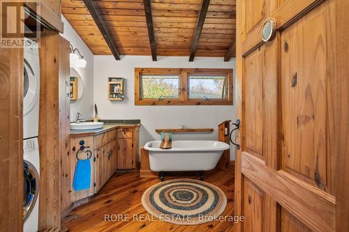 2858 Beach Avenue, Fort Erie (Ridgeway), ON - Indoor Photo Showing Bathroom