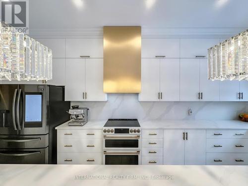 150 Cannes Avenue, Vaughan, ON - Indoor Photo Showing Kitchen With Upgraded Kitchen