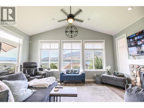 2450 Radio Tower Road Unit# 202, Oliver, BC - Indoor Photo Showing Living Room