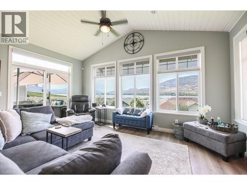 2450 Radio Tower Road Unit# 202, Oliver, BC - Indoor Photo Showing Living Room