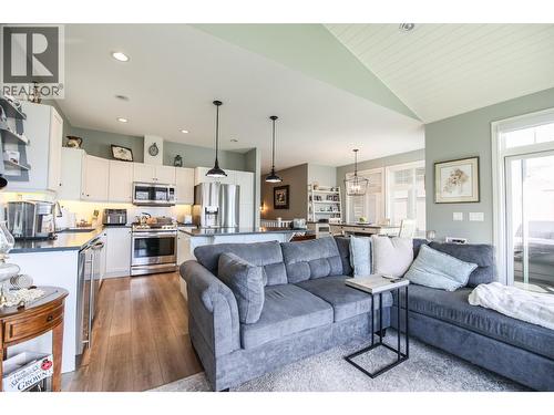 2450 Radio Tower Road Unit# 202, Oliver, BC - Indoor Photo Showing Living Room