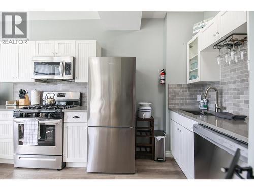 2450 Radio Tower Road Unit# 202, Oliver, BC - Indoor Photo Showing Kitchen With Upgraded Kitchen