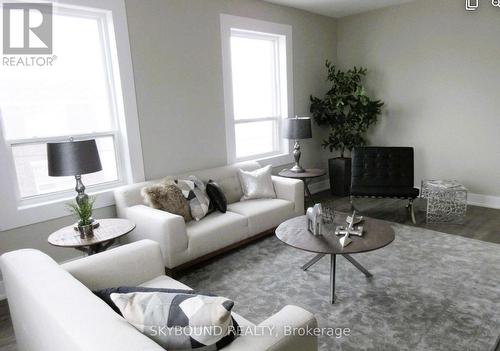 835 King Street E, Hamilton, ON - Indoor Photo Showing Living Room