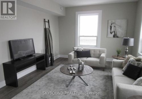 835 King Street E, Hamilton, ON - Indoor Photo Showing Living Room