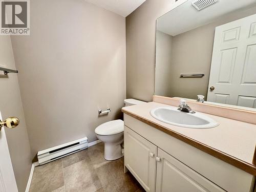 2401 South Main Street Unit# 204, Penticton, BC - Indoor Photo Showing Bathroom