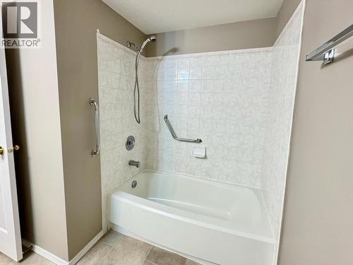 2401 South Main Street Unit# 204, Penticton, BC - Indoor Photo Showing Bathroom