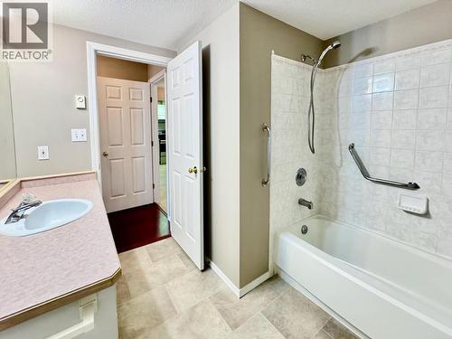 2401 South Main Street Unit# 204, Penticton, BC - Indoor Photo Showing Bathroom