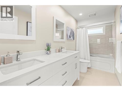 Main level bathroom - 8990 College Drive, Coldstream, BC - Indoor Photo Showing Bathroom